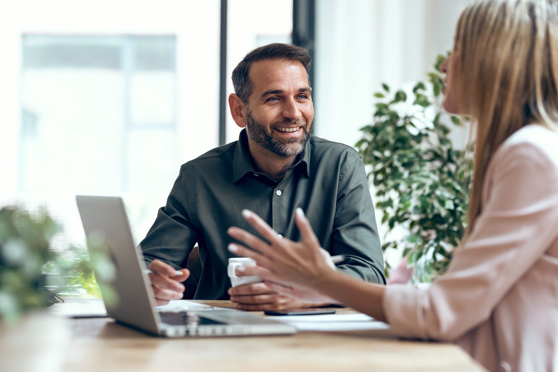 Un homme et une femme discutent dans un bureau