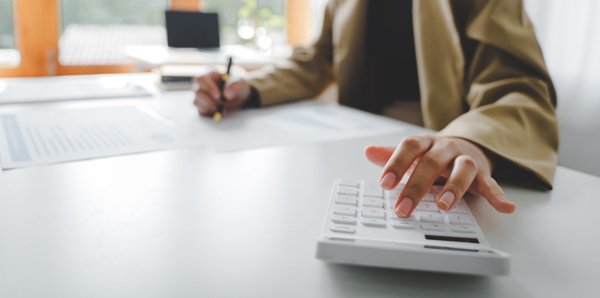 Femme qui utilise une calculatrice