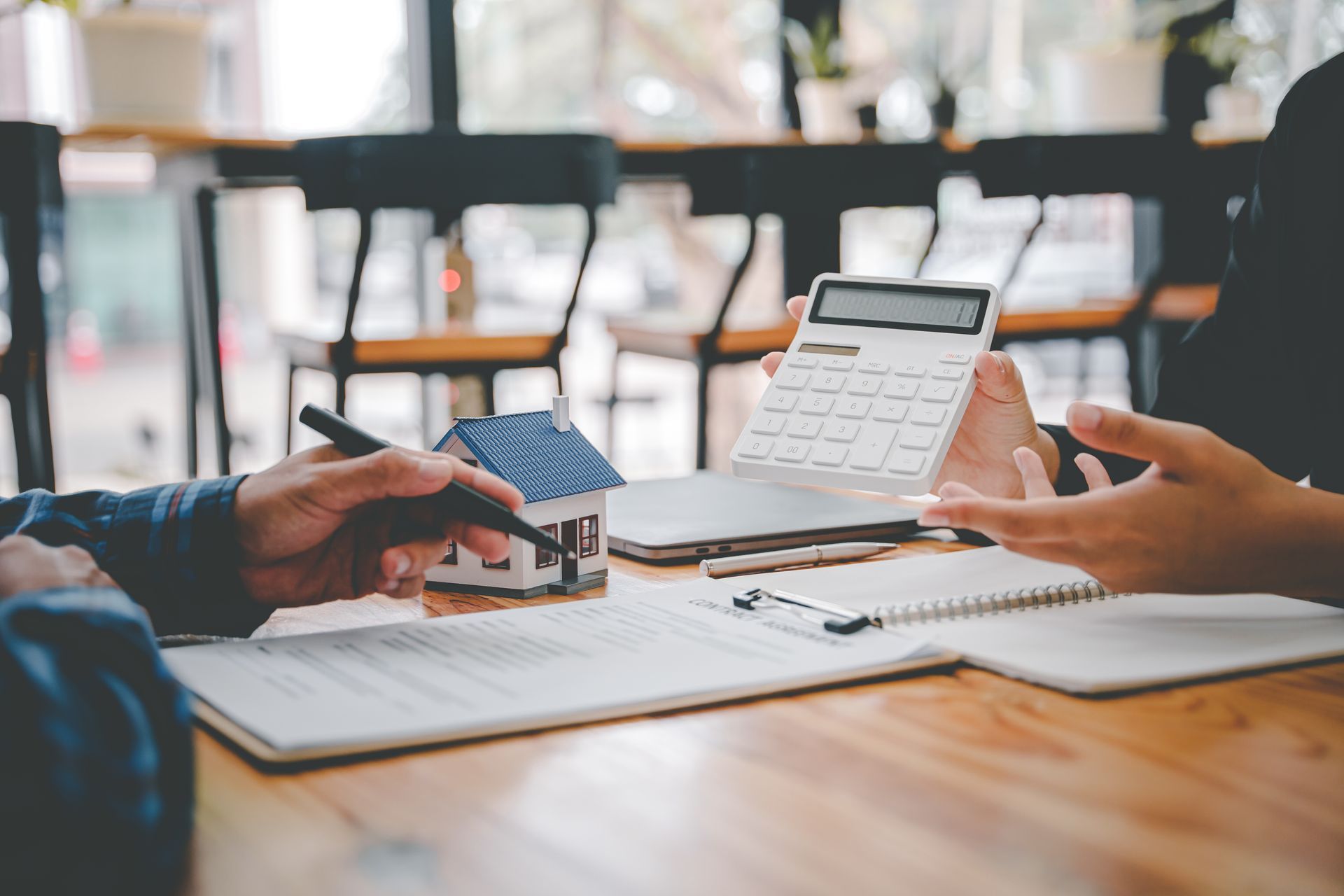 Femme qui montre le résultat d'un chiffrage sur sa calculatrice 