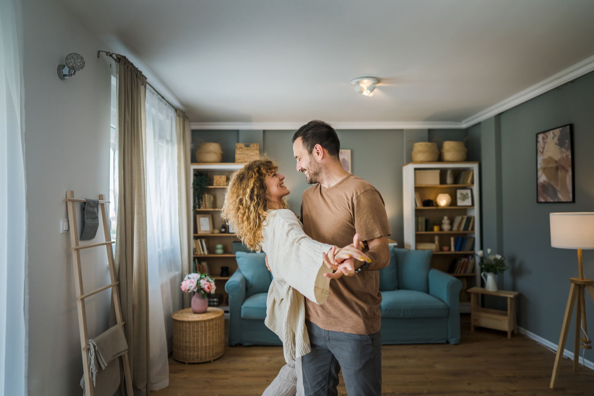 Couple qui danse dans un salon