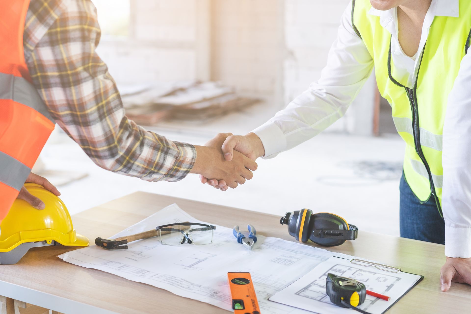 Poignée de main entre un architecte et un artisan