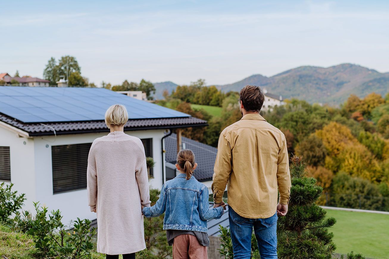 Famille qui regarde une maison