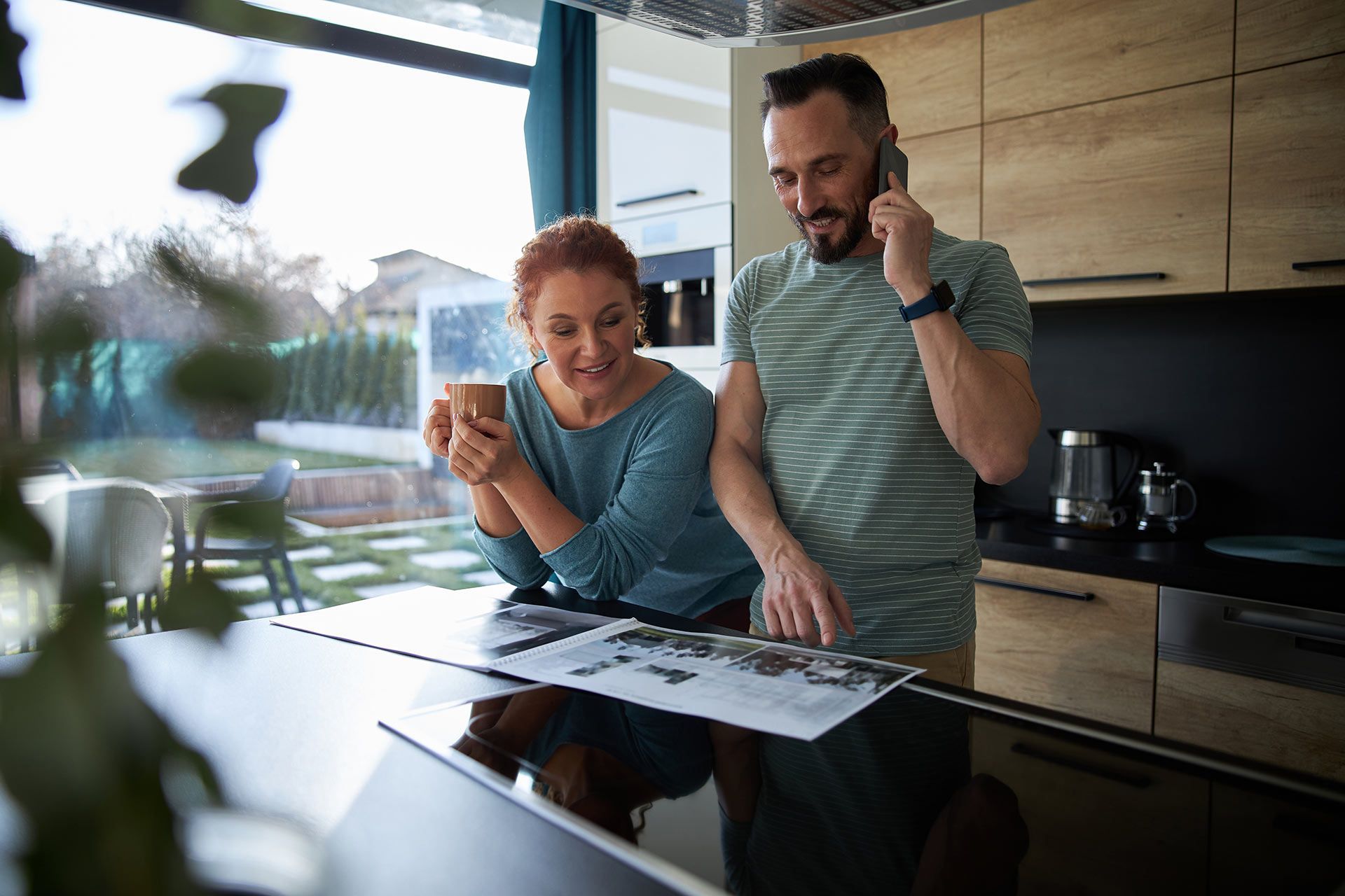 Un homme et une femme dans une cuisine au téléphone