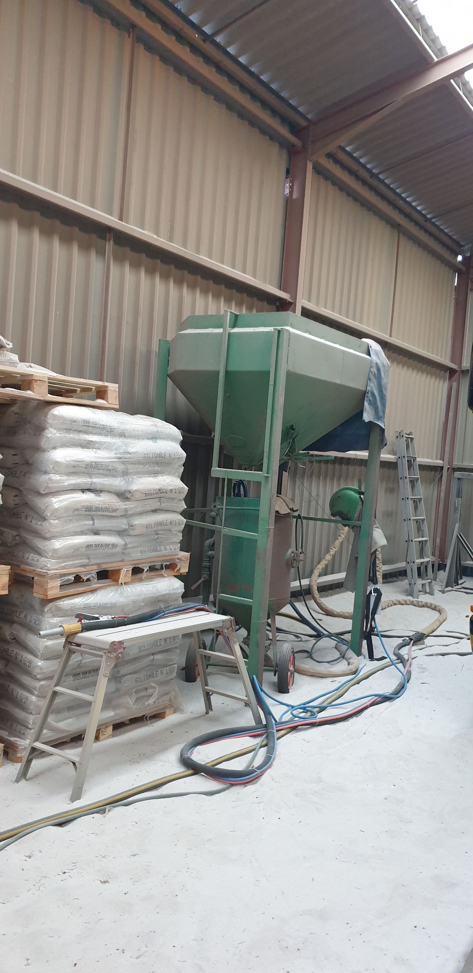 Une machine pour sabler les véhicules dans un atelier