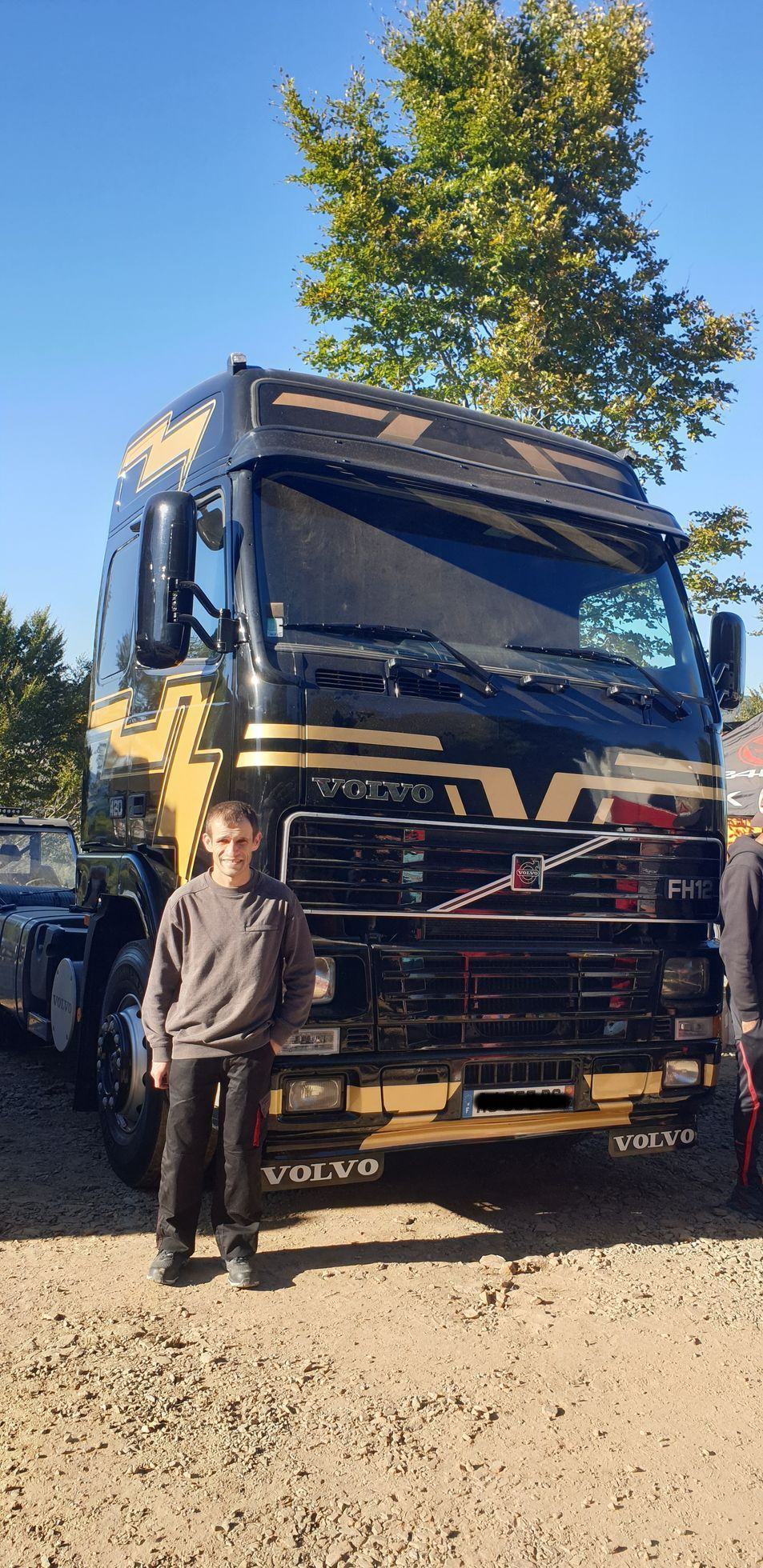 Le patron de l'entreprise devant son camion