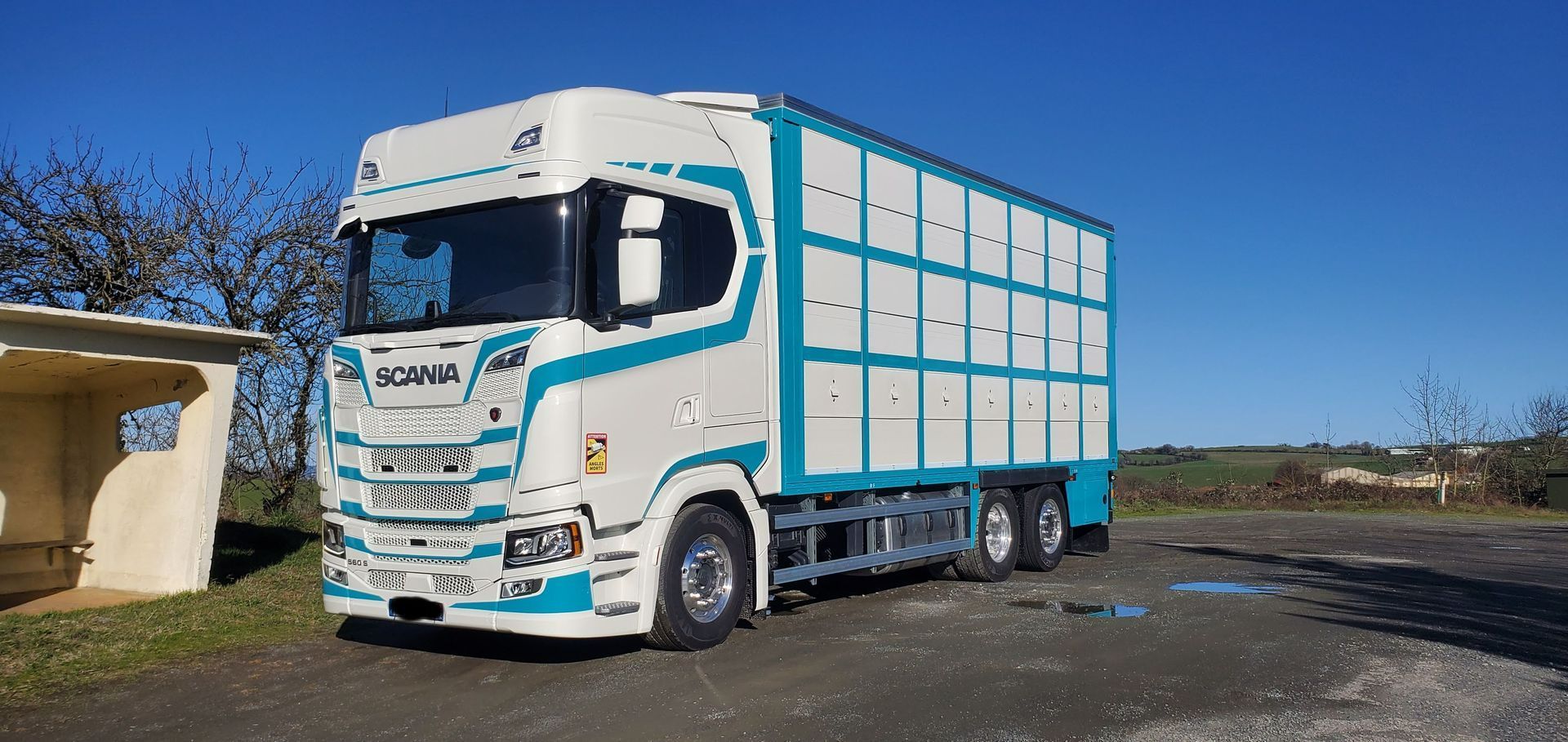 Une bétaillère en arrêt sur un parking