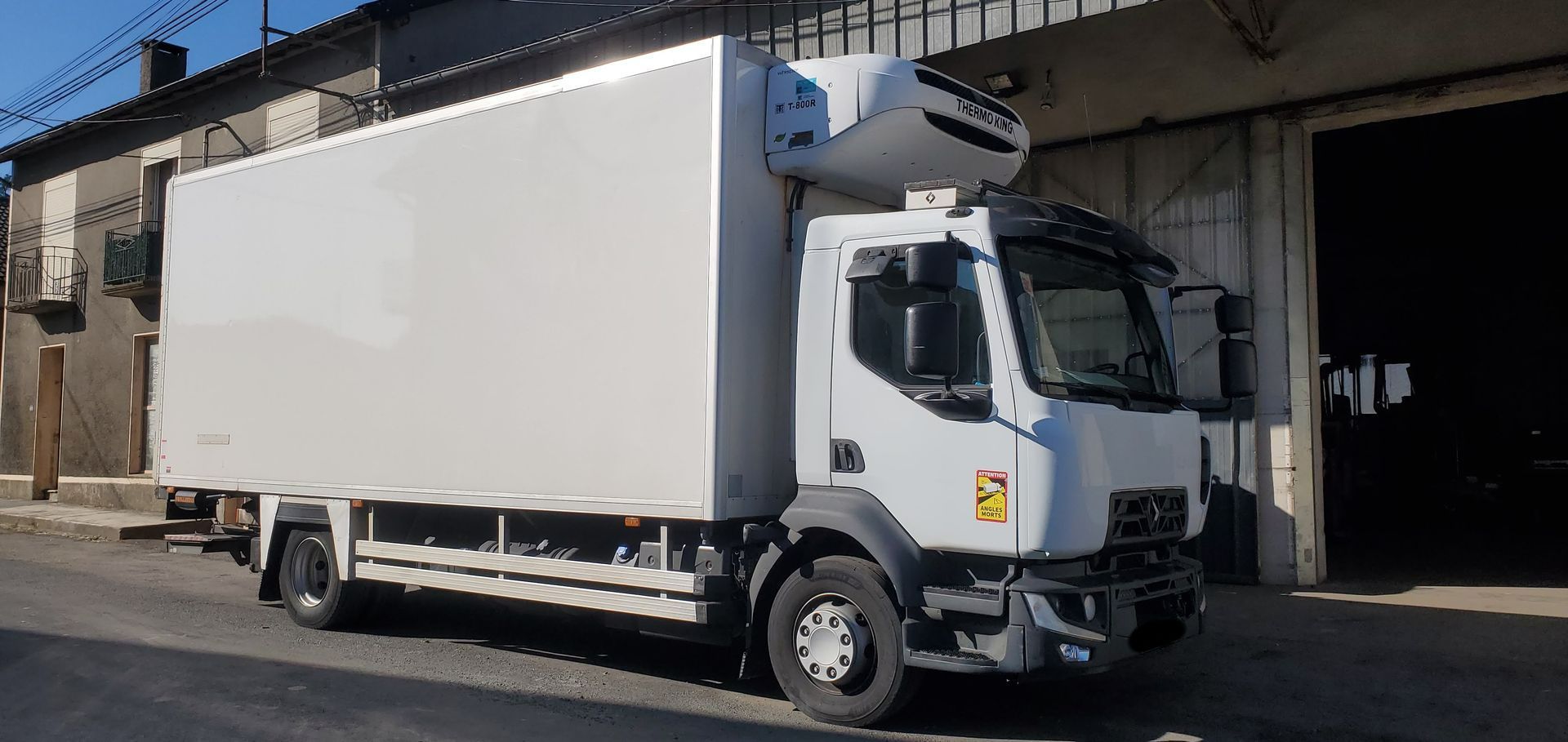 Un camion frigorifique de couleur blanche