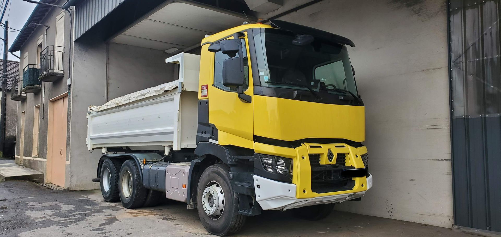 Un camion avec sa remorque dans un local professionnel
