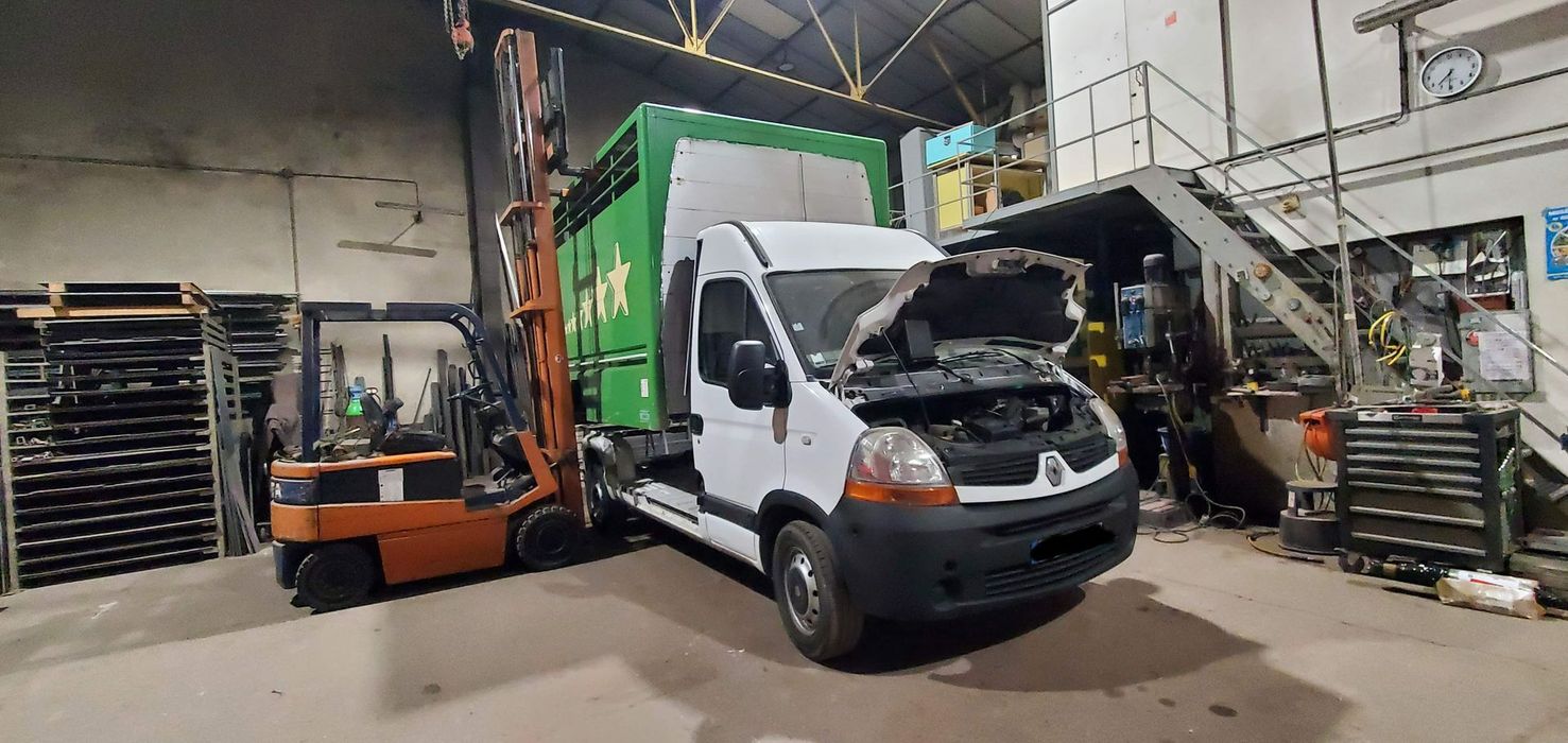 Réparation de la carrosserie d'un camion dans l'atelier
