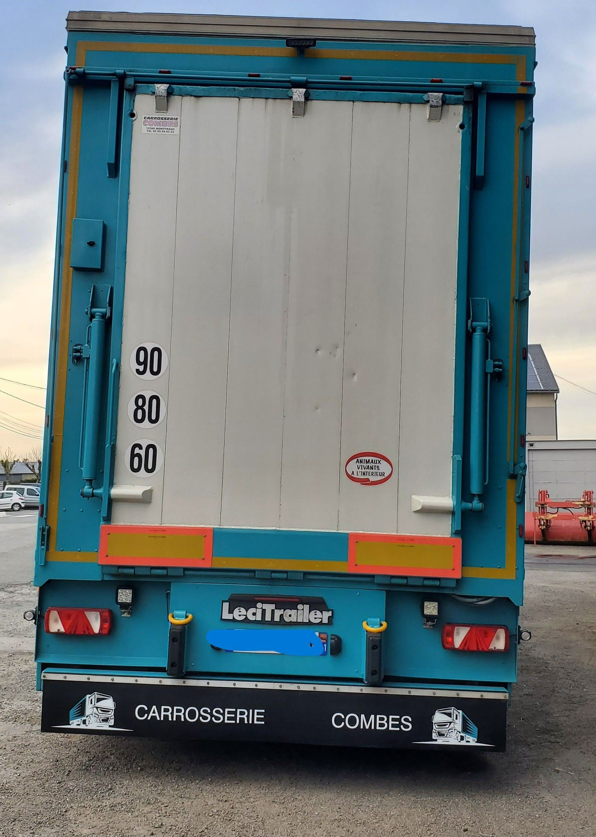 La porte arrière d'un camion en arrêt