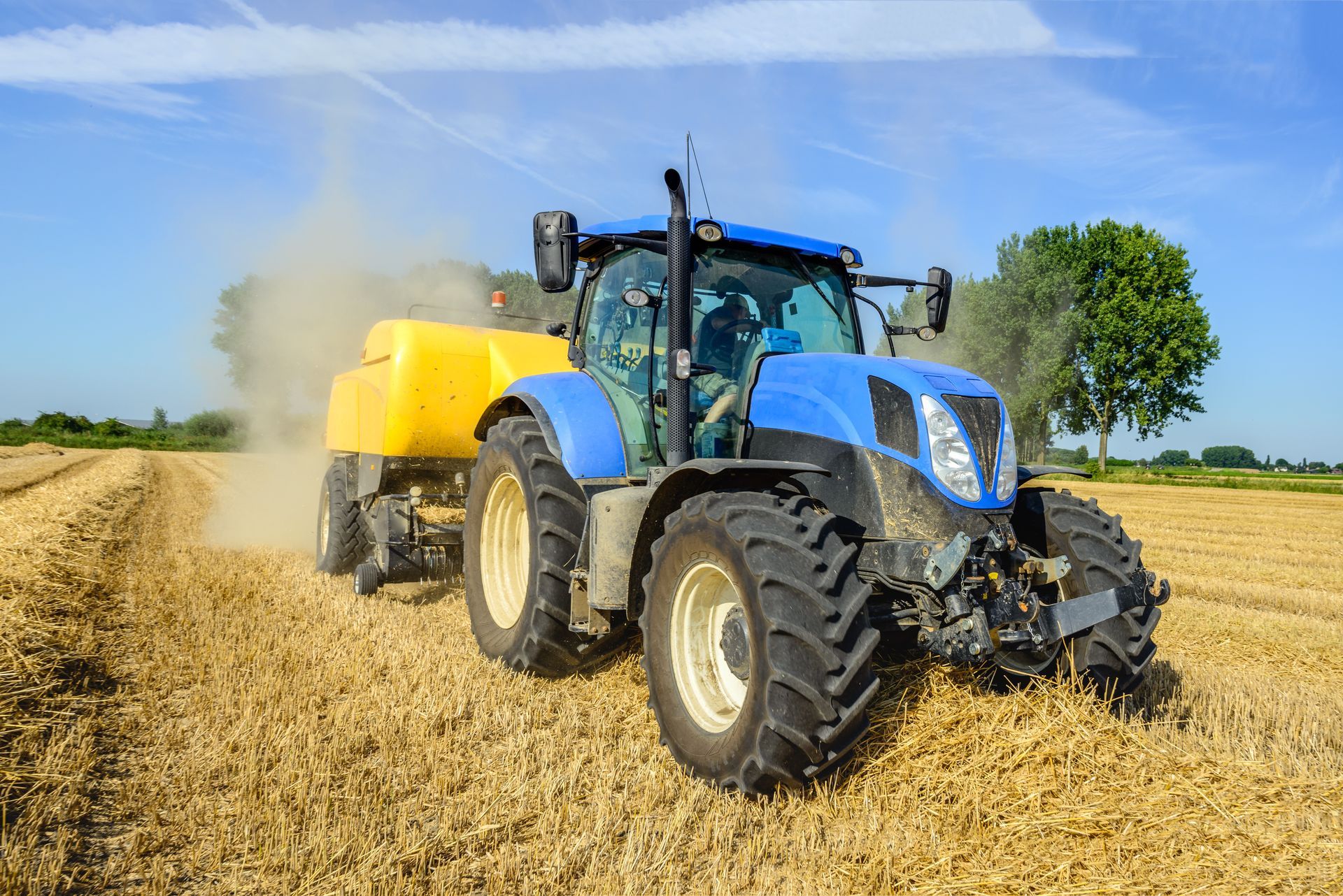 Un véhicule agricole qui traite un champ 