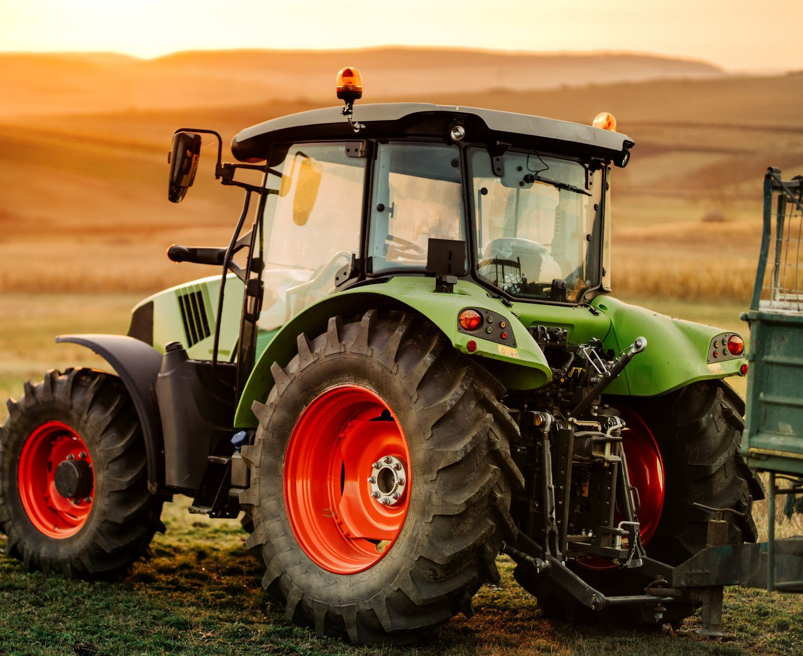 Une remorque attelée à un tracteur dans un champ