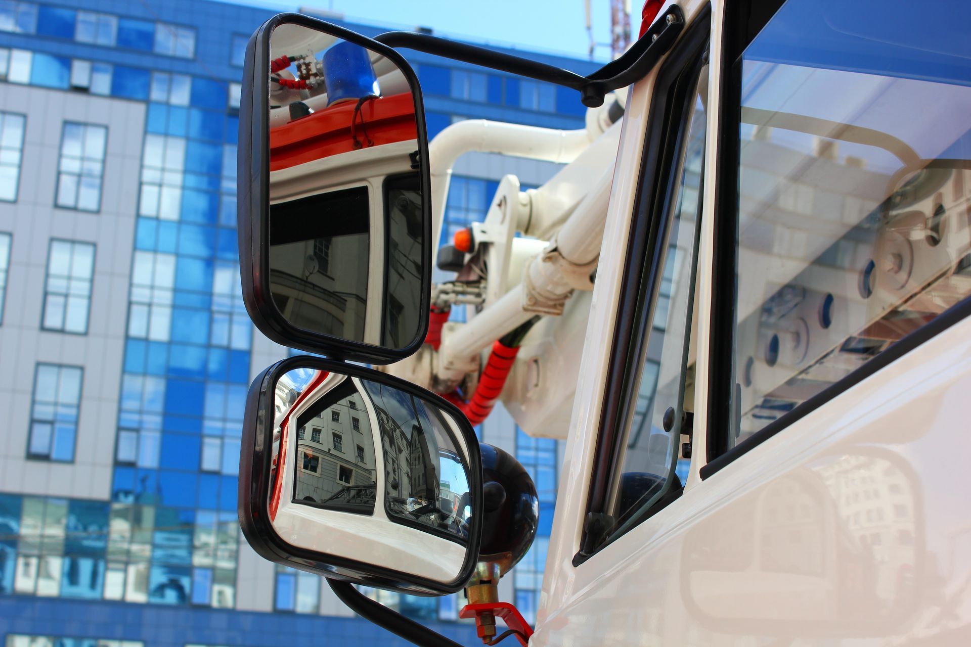 Un rétroviseur d'un camion