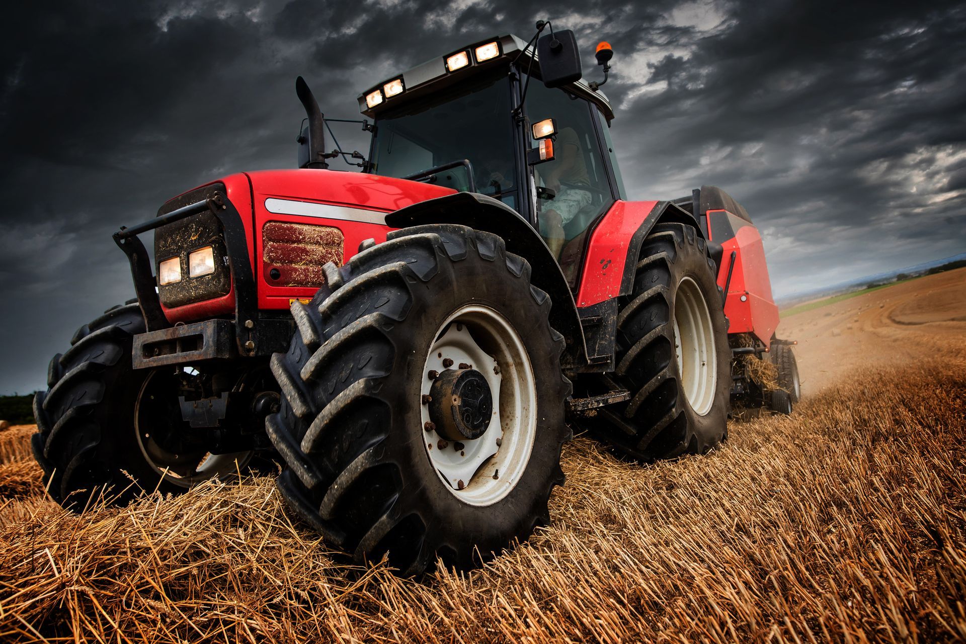 Un tracteur agricole dans un pré