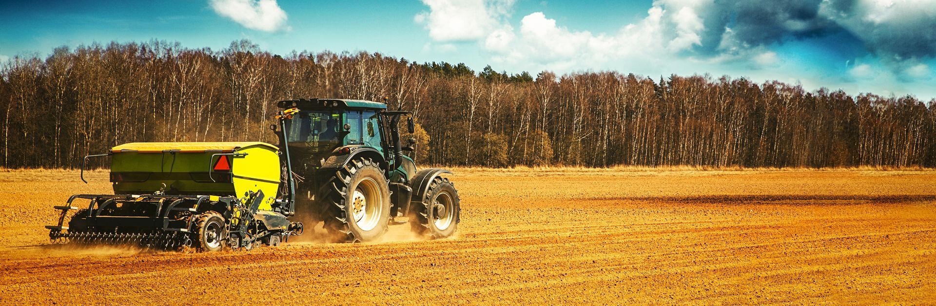 Un engin agricole dans un champ qui sème