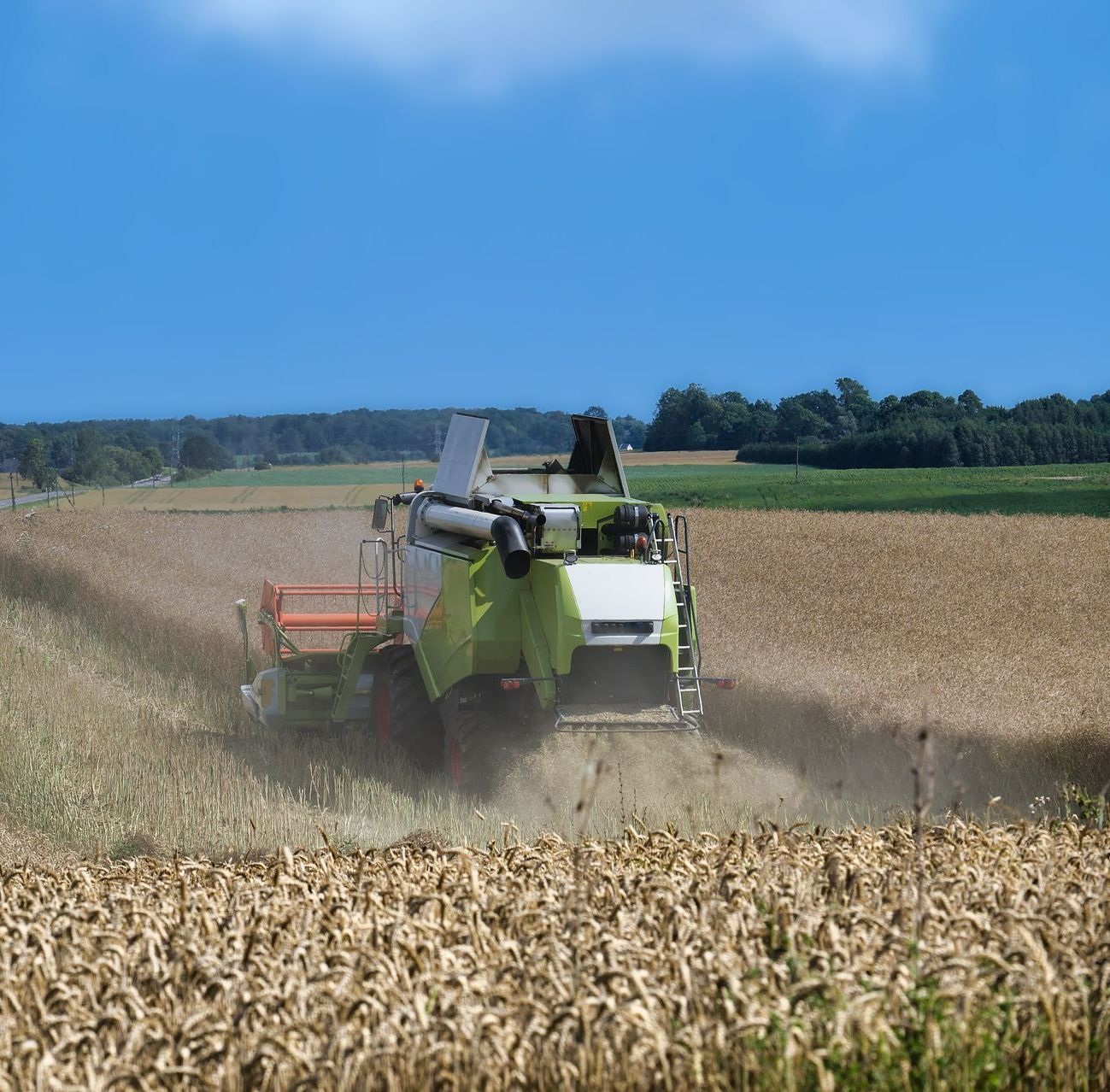 Un engin agricole en action dans un champ