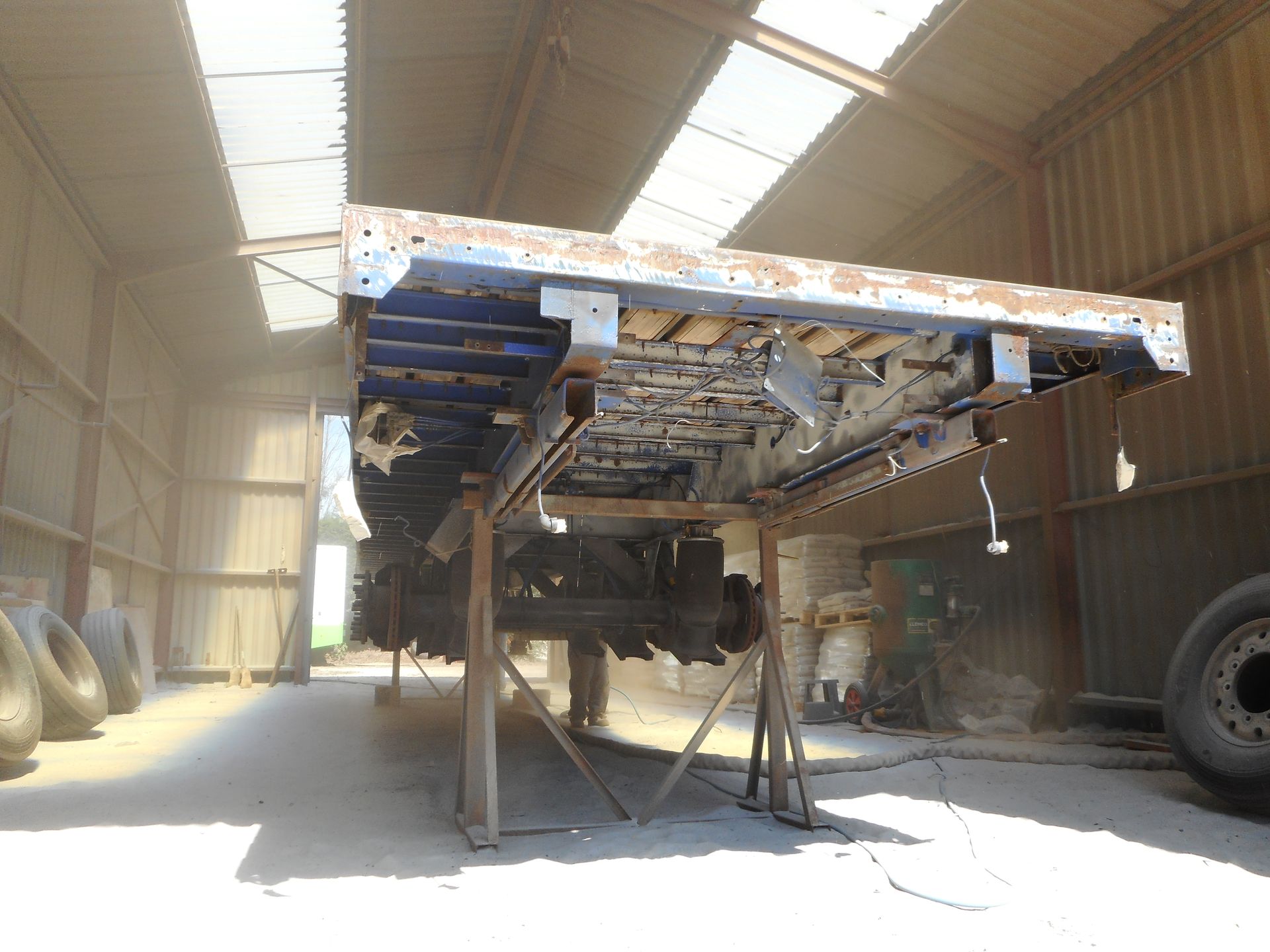 Une remorque de poids lourd en réparation dans l'atelier