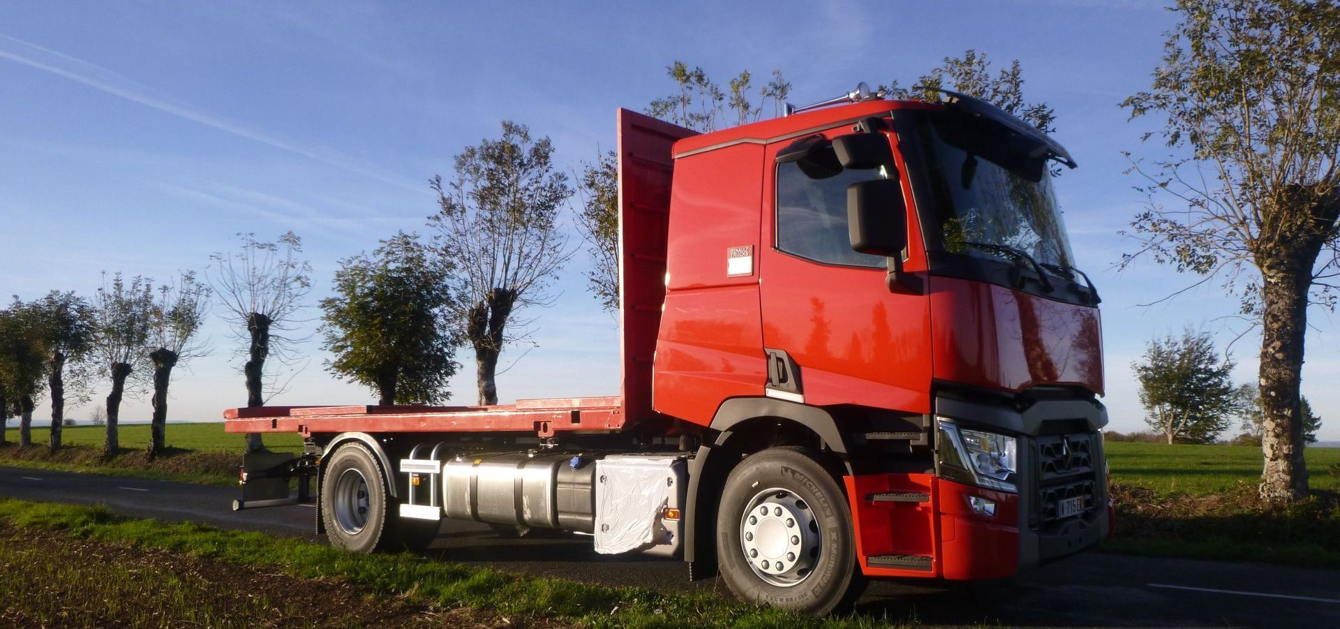 Un poids lourd de couleur rouge sur une route