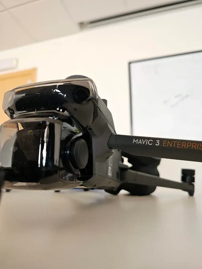 Un dron negro sobre un escritorio en una habitación interior, con la etiqueta “Mavic 3 Enterprise”.