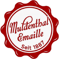 Rundes rot-weißes Logo: „Muldenthal Emaille“ in Schreibschrift, „Seit 1887.“