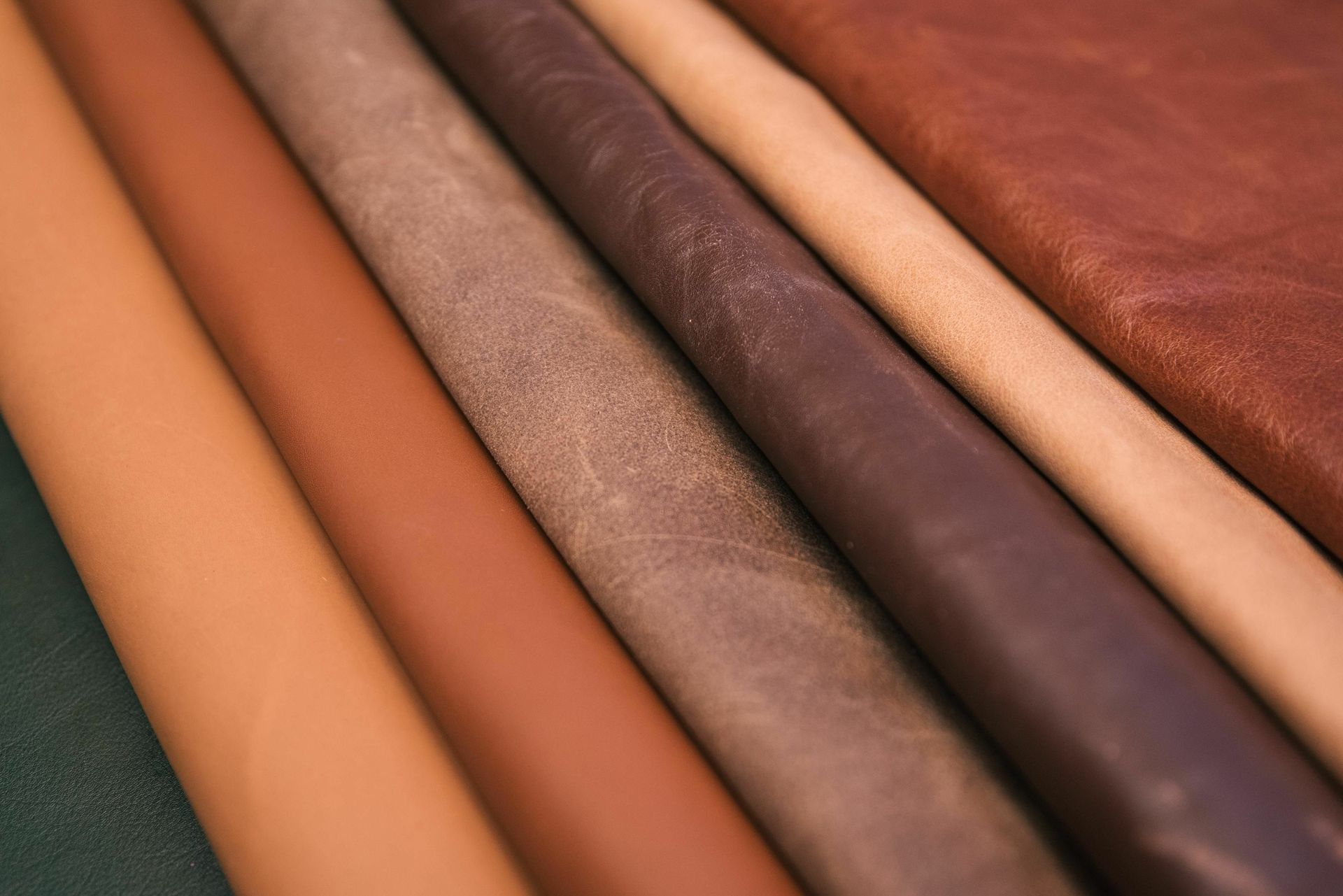 Verschiedene Leder-Bezüge liegen nebeneinander