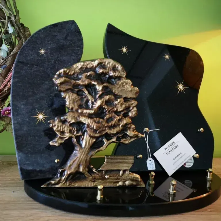 Sculpture décorative d'arbre sur socle noir avec fond étoilé, petit banc et figurines