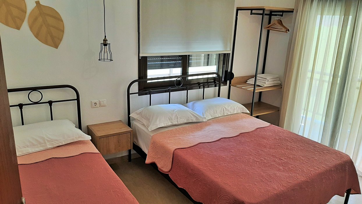 Διαμέρισμα 5 ατόμων θέα αυλή -  Ενοικιαζόμενα Δωμάτια MARIANTHI - ANTHOULA HOUSE