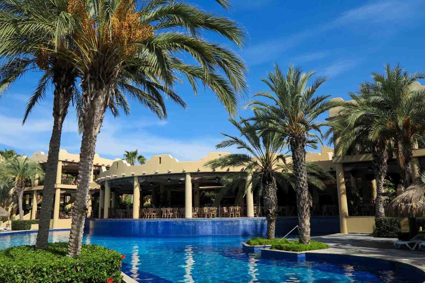 Una vista panorámica de un lago glaciar de color turquesa rodeado de majestuosas montañas nevadas.