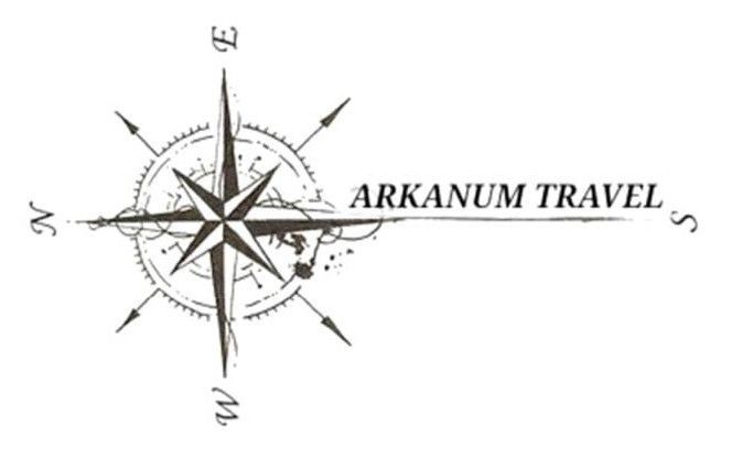 Un logotipo de rosa de los vientos con las palabras "ARKANUM TRAVEL" escritas al lado en una fuente oscura.