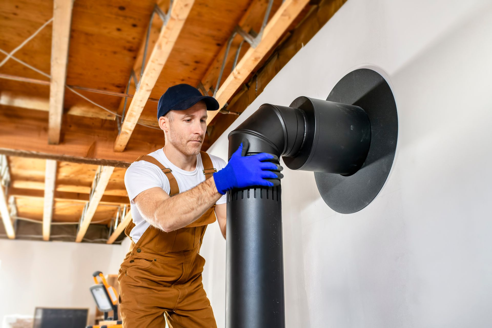 Ramoneur professionnel qui effectue un tubage