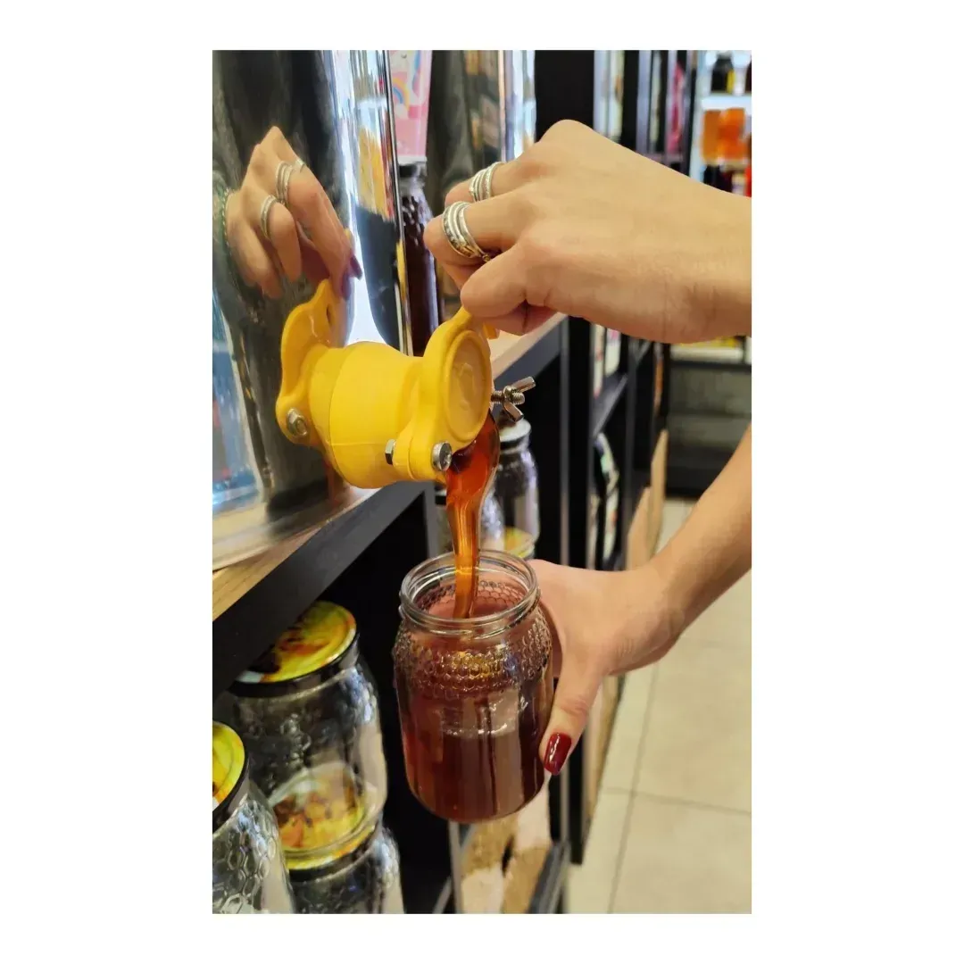 Miel a granel en madurador en tienda ALGAMA Caf&eacute;s y Mieles en Madrid