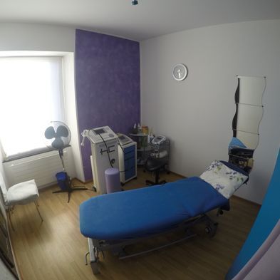 sala blu con lettino - Fisioterapia Nadia