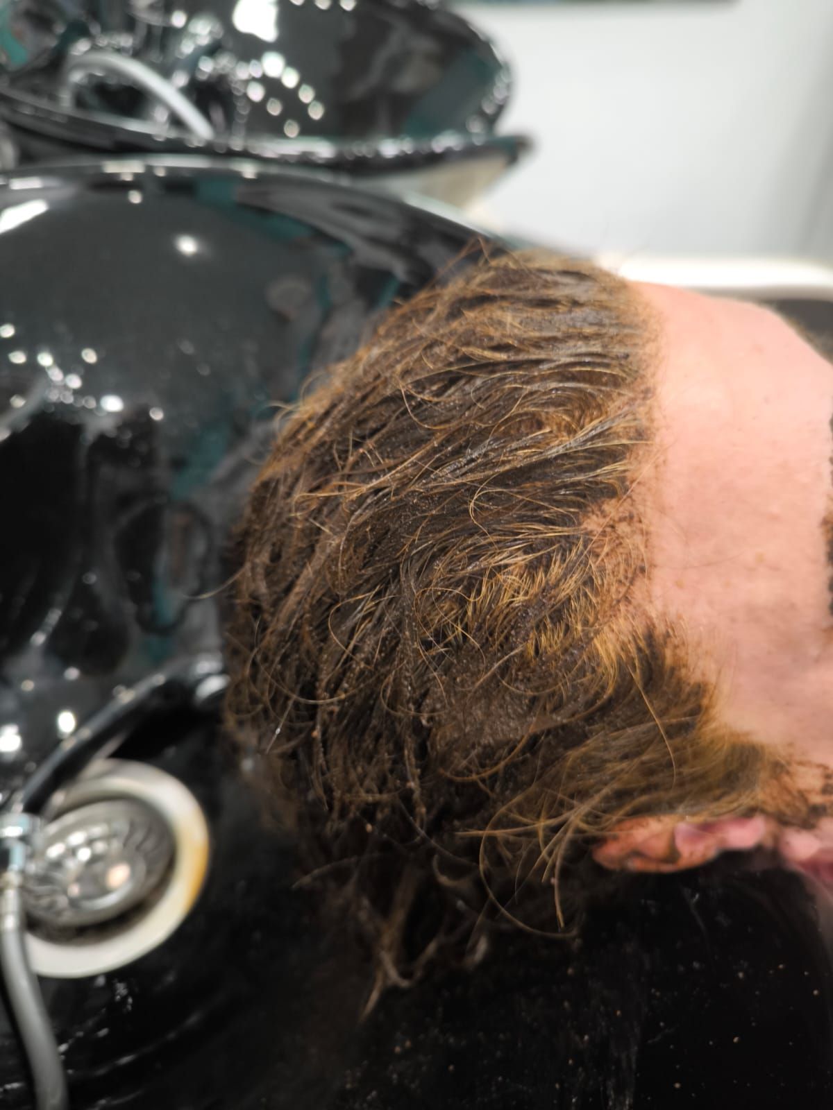 Antes y después: El cabello rizado de color marrón de una mujer. La foto del después muestra rizos más prolijos y recortados.