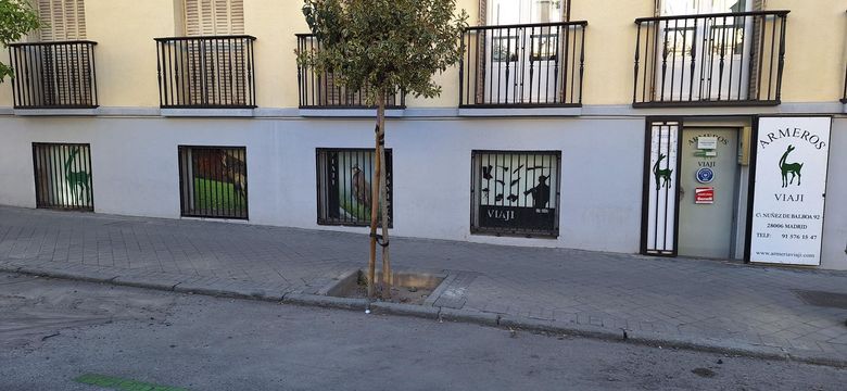 Fachada de un edificio a pie de calle de la Armería Viaji