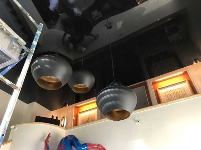 Intérieur moderne avec des luminaires sphériques noirs suspendus