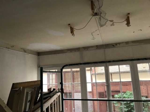 L'intérieur d'une pièce endommagée, avec des fils électriques apparents