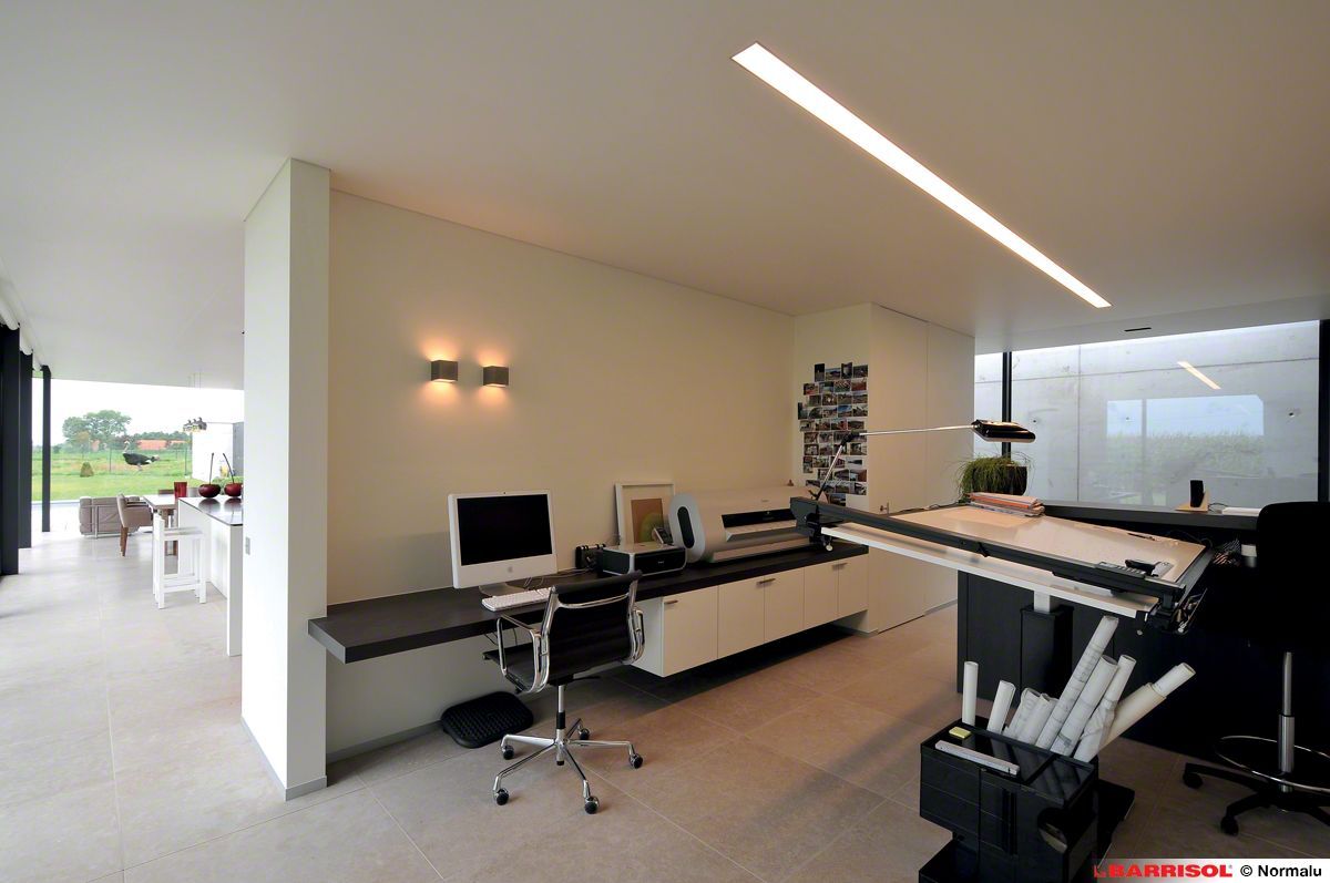 Intérieur de bureau moderne avec bureaux, ordinateurs, chaises de bureau et tapis roulant au premier plan