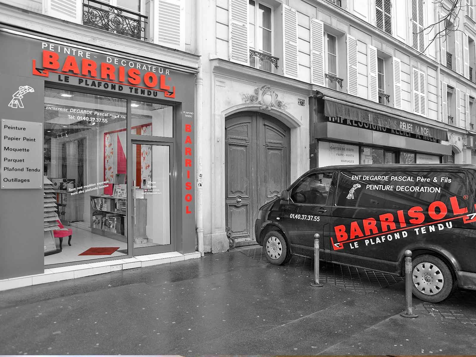 La façade d'un magasin Barrisol, avec son entrée ouverte, et une camionnette noire garée devant