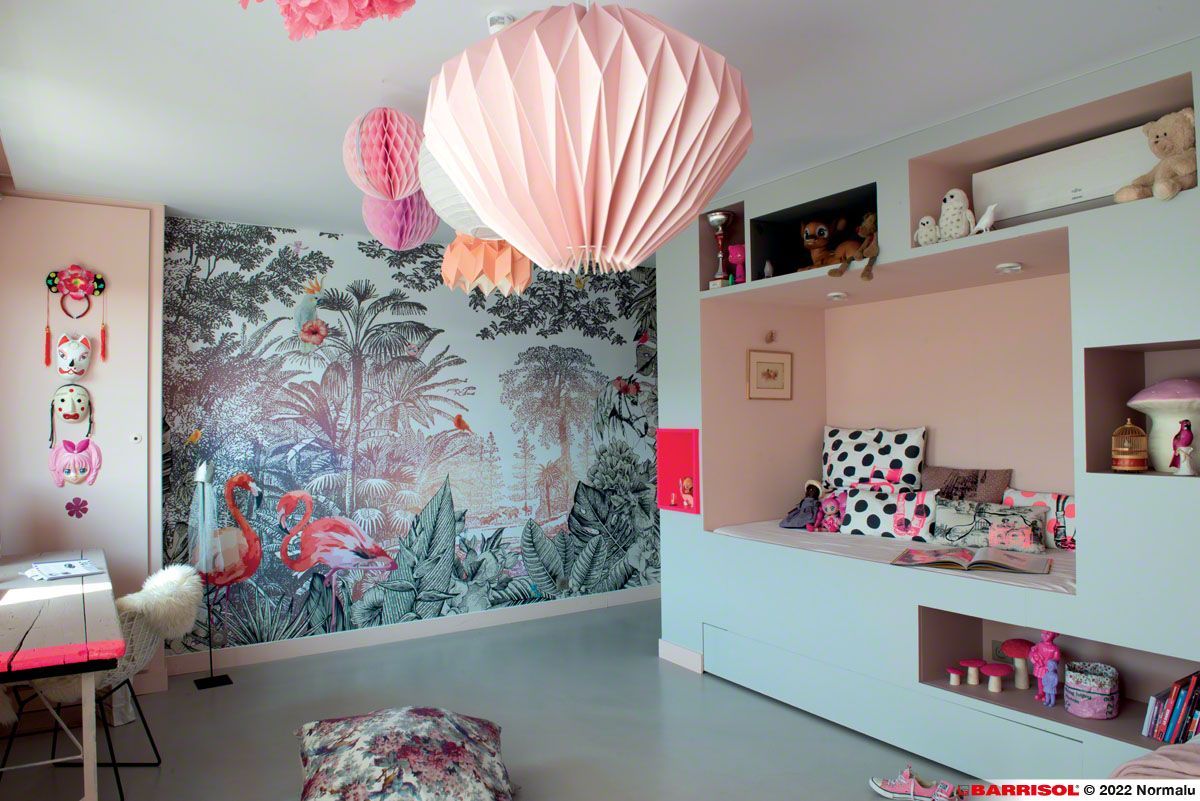 Chambre à thème rose avec fresque de flamants roses, lanternes en papier suspendues et banquette-lit intégrée avec coussins.