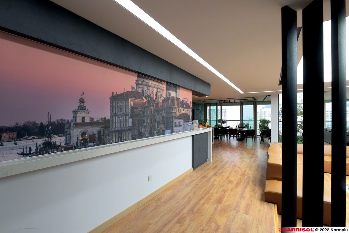 Couloir intérieur moderne avec parquet, grande fresque murale représentant un paysage urbain.