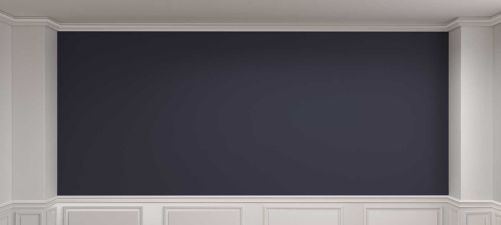 Panneau mural gris foncé vide encadré par une moulure blanche dans une pièce intérieure classique
