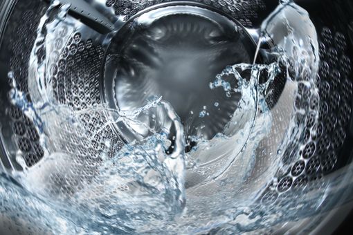 Une cuillerée de poudre blanche sur un fond de tissu blanc doux.