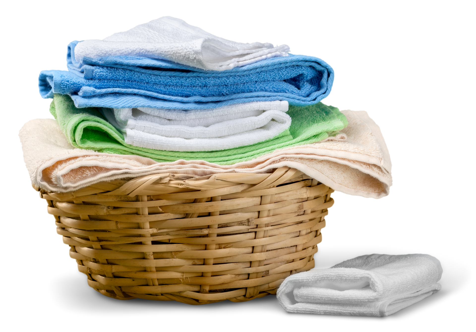 Panier de serviettes pliées bleues, blanches, vertes et beiges, avec une serviette blanche sur le côté.