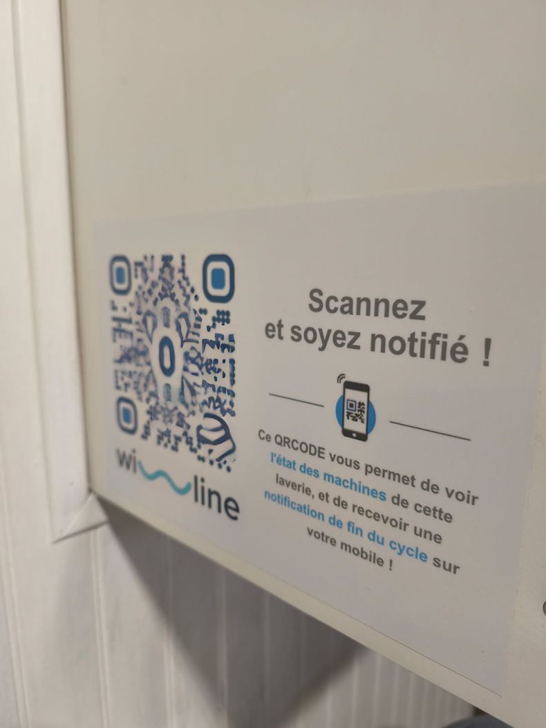 QR code avec du texte sur un panneau.