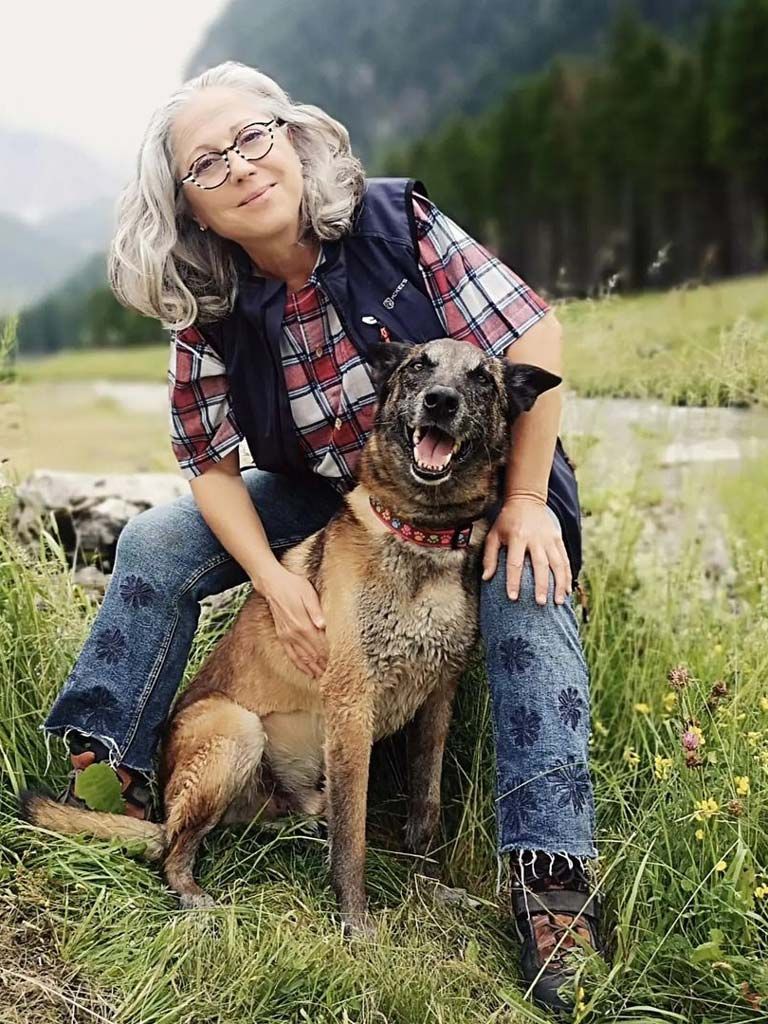 Femme avec son chien dans la nature