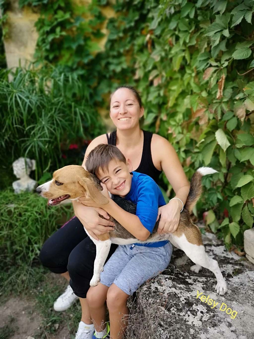 Jeune fille près d'un chien