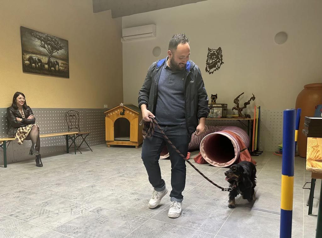 Homme avec son chien en séance d'éducation canine