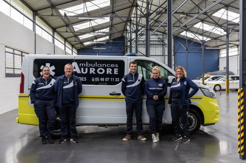 Cinq ambulanciers dans le dépôt