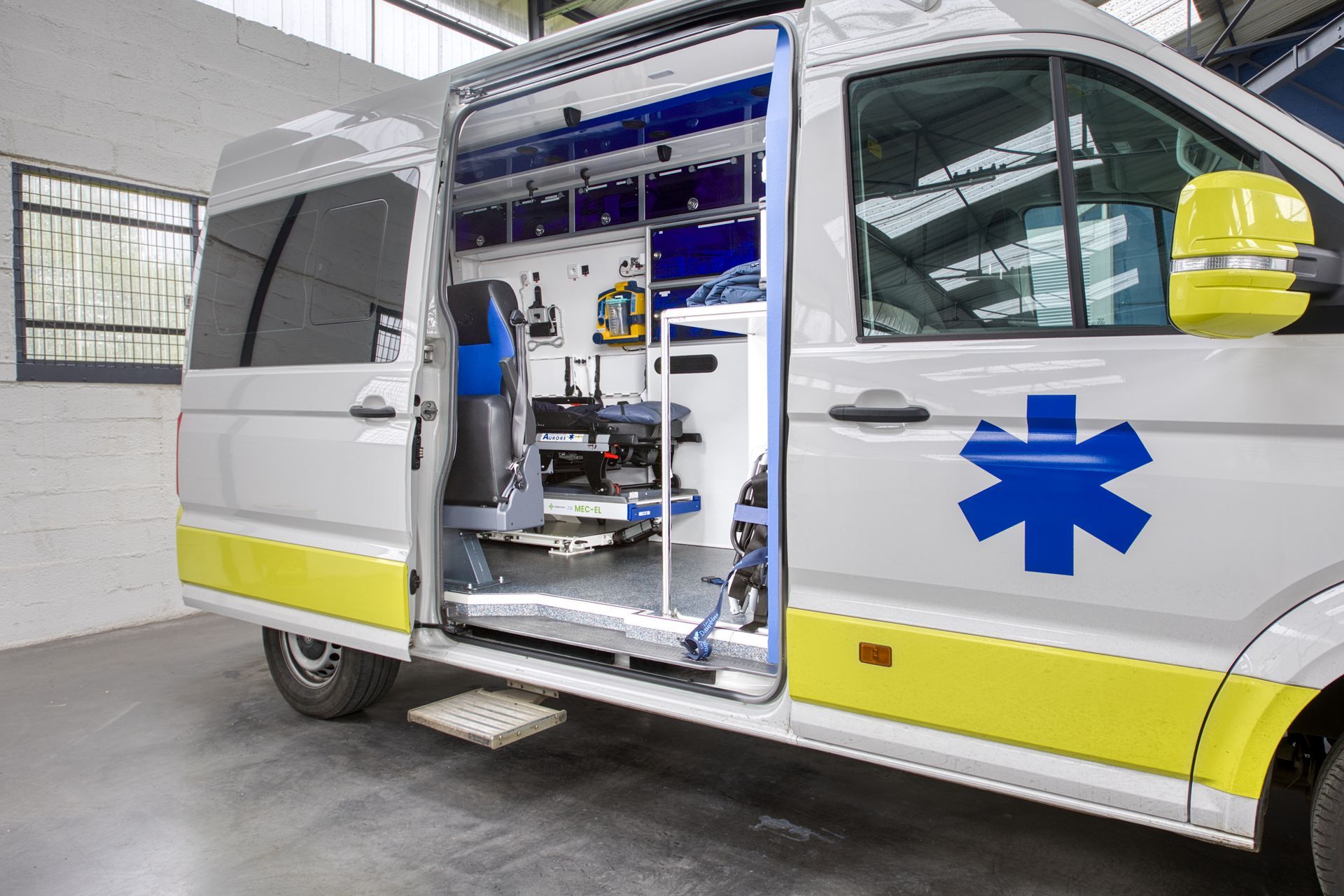 Ambulance avec sa porte latérale ouverte