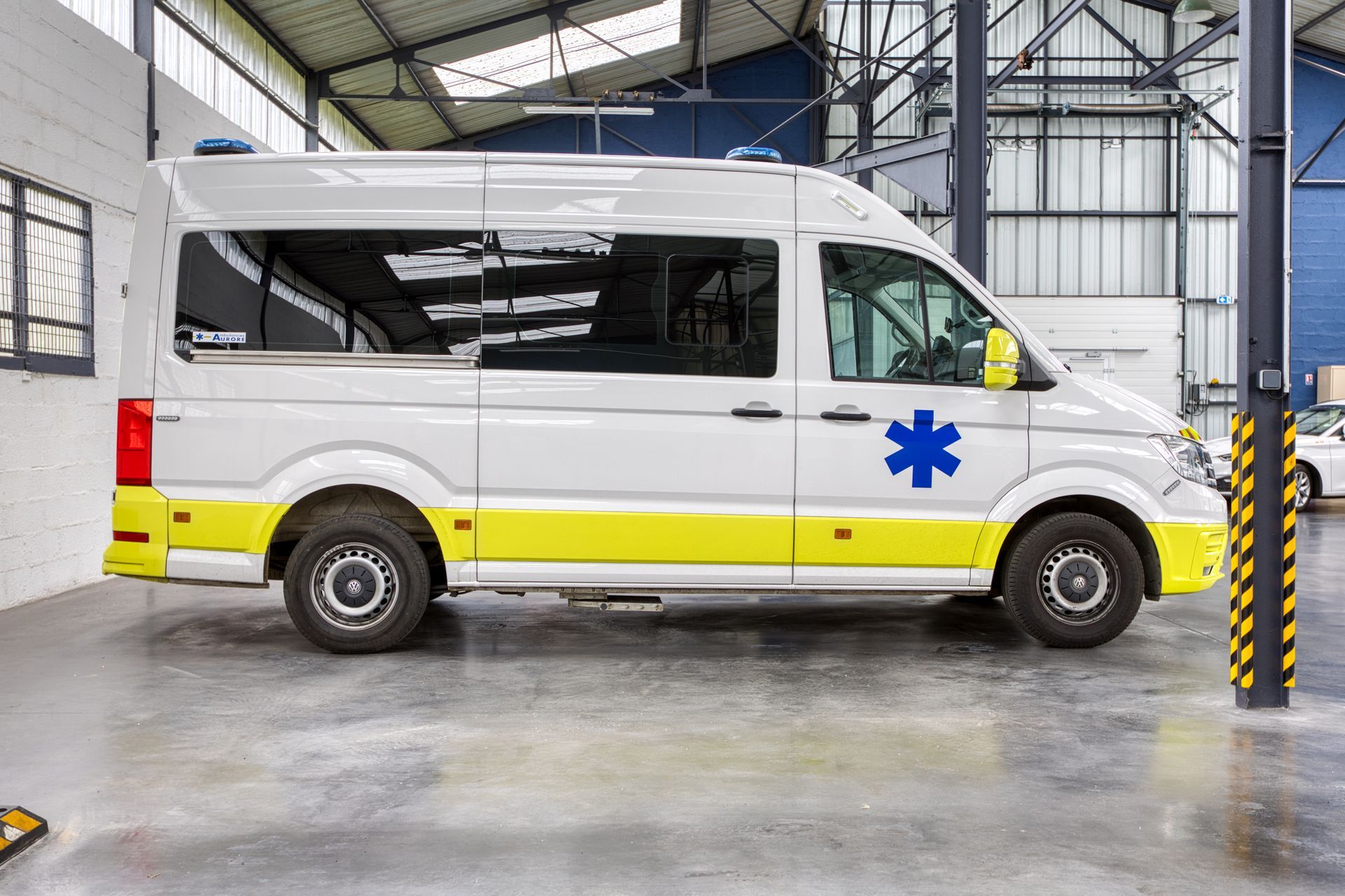 Ambulance dans son dépôt vue de côté